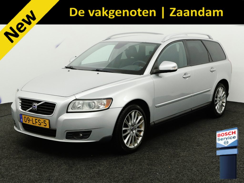 Volvo V50 2.0 Sport Bluetooth, Cruise control, Regensensor, Dimlichten automatisch, Een stijlvolle en sportieve stationwagen die bekendstaat om zijn degelijke bouwkwaliteit, comfort en Scandinavische uitstraling. De 2.0-liter benzinemotor biedt prettige prestaties en maakt d