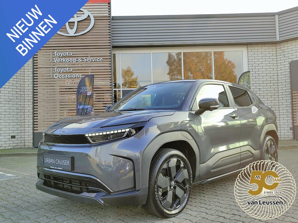 Toyota Urban Cruiser EXECUTIVE 61 kWh NIEUW & DIRECT LEVERBAAR! JBL-AUDIO STOEL/STUURVERW PANODAK KEYLESS APPLE/ANDROID WARMTEPOMP 360-CAMERA