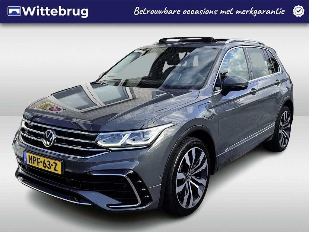 Volkswagen Tiguan 1.4 TSI eHybrid 2X R-Line / 245 PK/ AUTOMAAT/ TREKHAAK/ PANO/ KEYLESS/ DIGITAL DASH/ HEAD-UP DISPLAY/ NAVI/ APP-CONNECT/ PARK. SENSOREN/ CLIMA/ STOELVERWARMING/ 20" LMV