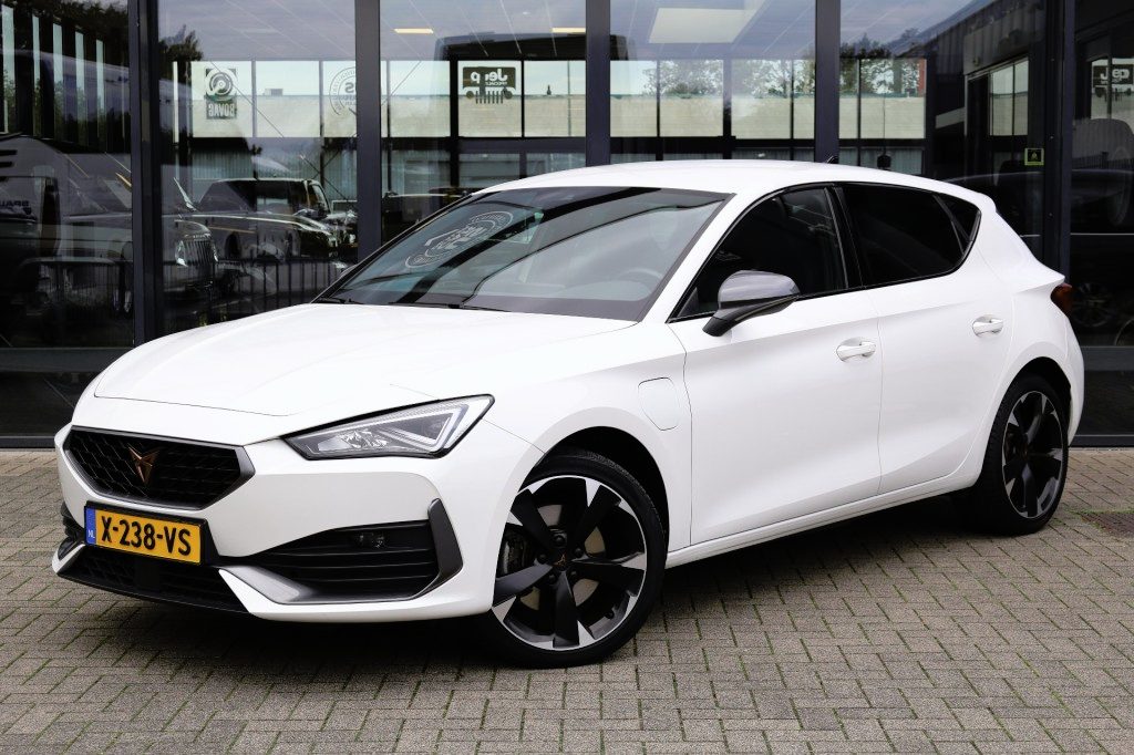 CUPRA Leon 1.4 E-HYBRID VZ. Virtual Cockpit  SOH 97 % LED Adaptive Cruise 43.837KM