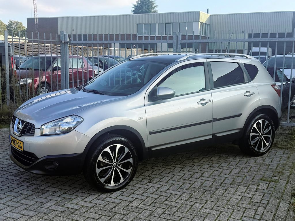 Nissan Qashqai 2.0 Connect Edition 140PK AUTOMAAT NIEUWSTAAT! PANO l CAMERA l NAVI l AFNEEM HAAK l CRUISE! GROTE BEURT & APK l TOP