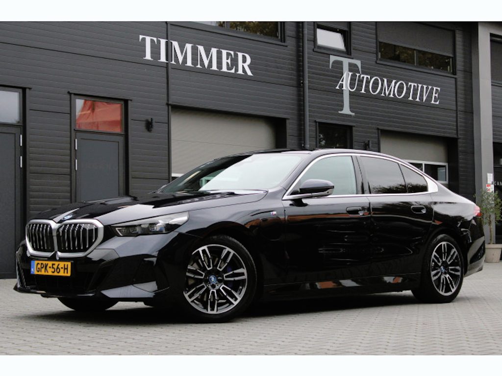 BMW 5-Serie 530e M Sport - Panoramadak + Harman Kardon + Trekhaak wegklapbaar + Adaptive Drive + 1e Eigenaar + Nederlandse BMW + Dealer onderhouden + 360 Camera + Led + Fabrieksgarantie