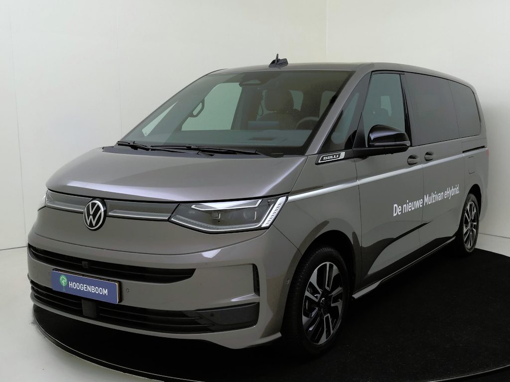 Volkswagen Multivan Bulli Edition L2 1.5 eHybrid 180 kW (245 pk) 4M | IQ Light | Panoramadak | Area View | 12,9 inch Discover Pro | Wegklapbare trekhaak | Zitopstelling 2-2-3 met vis-a-vis | Privacy glass |