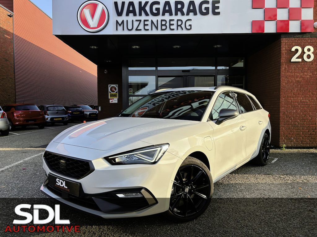 SEAT Leon Sportstourer 1.4 TSI eHybrid PHEV FR // SCHUIF/KANTELDAK // FULL LED // NAVI + CARPLAY // CAMERA // ADAPTIVE CRUISE // STOEL + STUURWIELVERWARMING