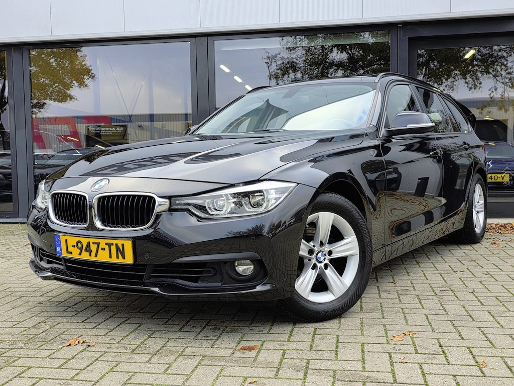 BMW 3-Serie Touring 320i Luxury + PANO DAK + LED + HALF LEER