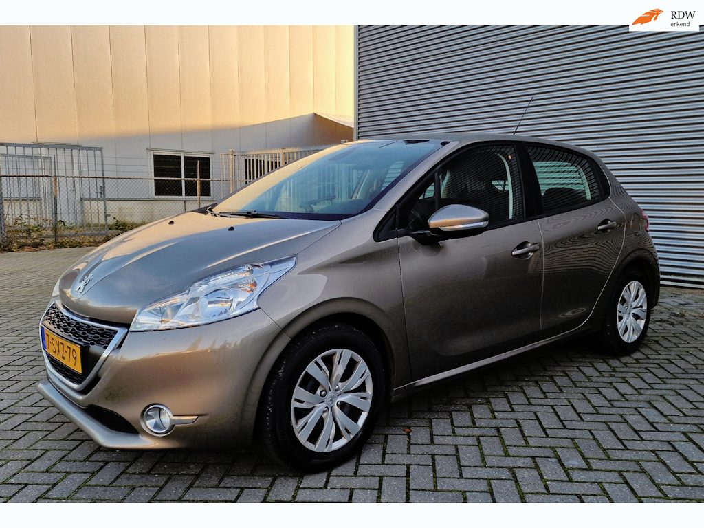 Peugeot 208 1.2 VTi Envy NAVI PSENSOR CRUISE TREKHAAK 2 X SLEUTELS