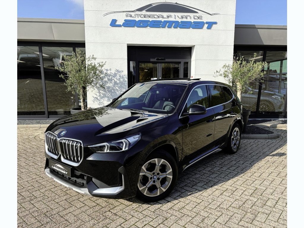 BMW iX1 30 xDrive | Pano | Trekhaak | Harman & Kardon | Memory seat |