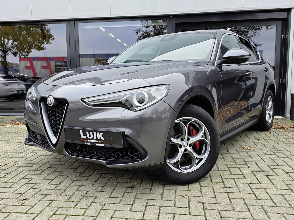 Alfa Romeo Stelvio 2.0 T AWD Super + BI-XENON + ADAPT CRUISE + VOLLEER + CAMERA + KEYLESS