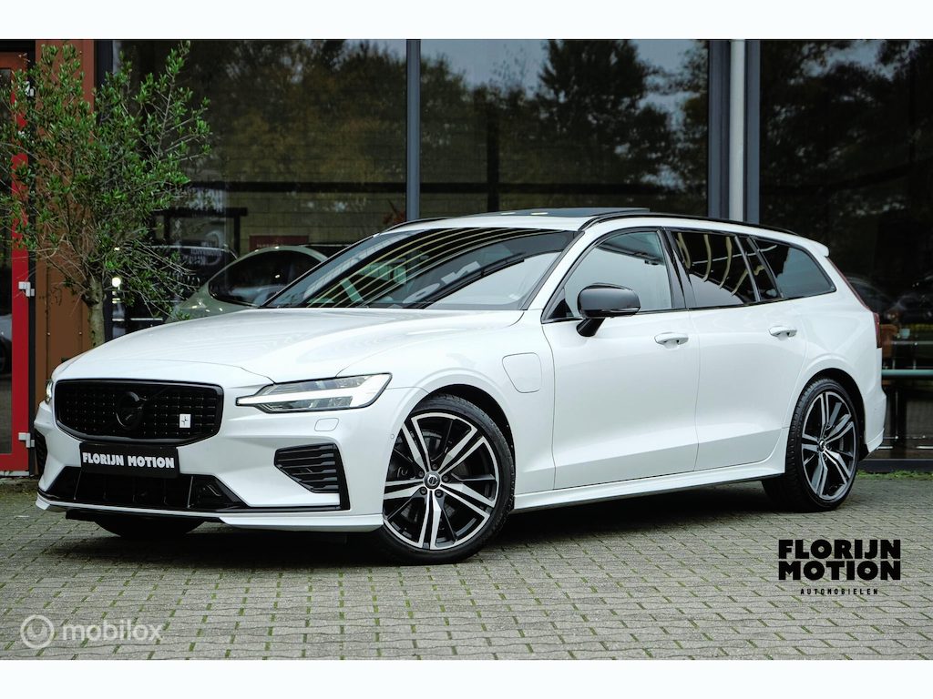 Volvo V60 2.0 T8 Twin Engine AWD R-Design Polestar Tuned |Pano | Bowers & Wilkens | Massage | HUD | ACC | Camera | Trekhaak | Styling pakket | Stoelverwarming en ventilatie | Rijklaar | Unieke en volle auto!