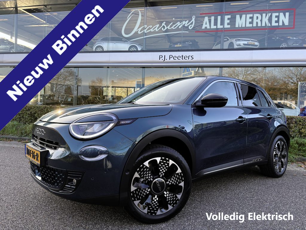 Fiat 600 600e La Prima 54 kWh Achteruitrijcamera - Apple carplay - Airco - Draadloze telefoonlader - Parkeersensoren - Navigatie - Licht metalen velgen 18 inch - Stoelverwarming - Voorstoelen met massagefunctie - Led verlichting - Mistlampen - Stuur multifunctioneel - Bluetooth - Cruise control - Dodehoekdetectie - Elektrische ramen - Extra getint glas achter - Keyless start/entry