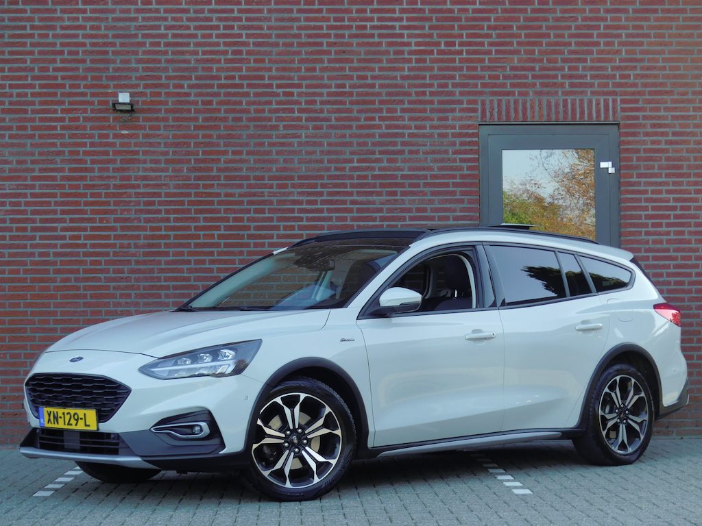 Ford Focus Wagon 1.5 EcoBoost Panoramadak/Camera/Trekhaak/LED