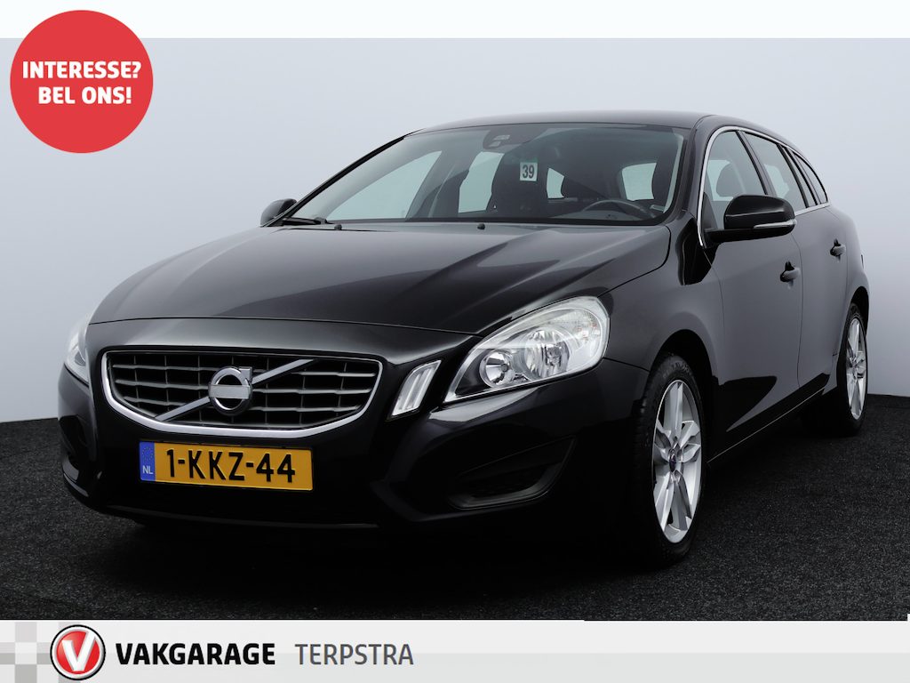 Volvo V60 1.6 T3 Momentum/ Trekhaak/ 17'' LMV/ Half-Leder/ Navi/ Clima/ Cruise/ Elek. pakket/ Isofix/ Bluetooth/ Armsteun/ Multi. LEDER. Stuur/ PDC/ Chroom/ LED Dagrijverl.