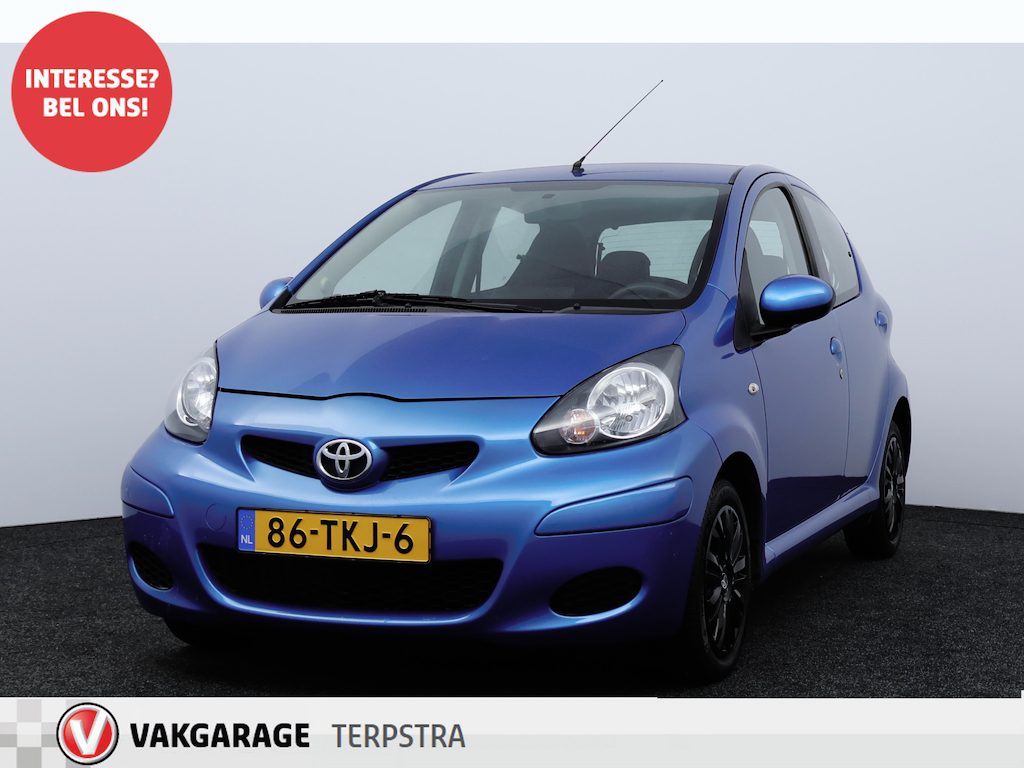 Toyota Aygo 1.0-12V Comfort Navigator/ 5-Drs/ Airco/ C.V. Afstand/ Elek. Ramen/ Isofix/ Deelbare achterbank/ Getint glas/ Metallic lak.