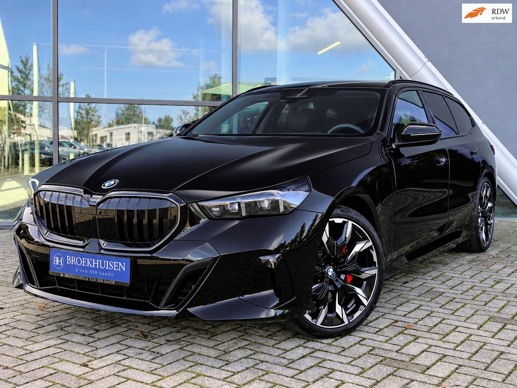 BMW 5-Serie Touring 530e xDrive M-sport Pro 300pk Shadow / Trekhaak / HUD / 21inc / Carbon