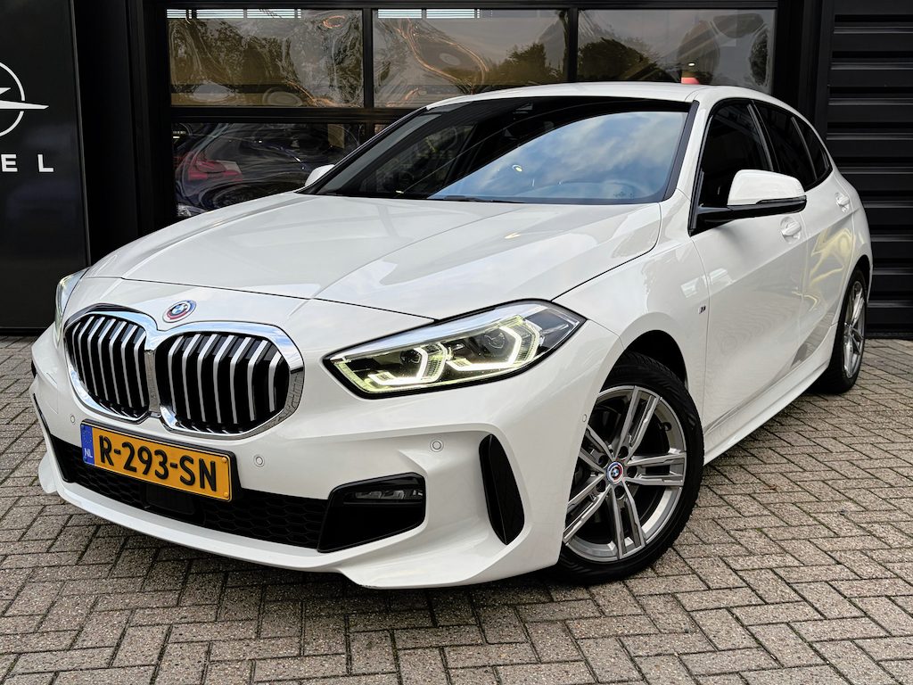 BMW 1-Serie 118i Business Edition M-sport Automaat | SPORTSTOELEN| BMW LED ADAPTIEF| SFEERVERLICHTING| NAVIGATIE| APPLE CARPLAY/ANDROID AUTO| CAMERA + PARKEERSENSOREN| 17" M-SPORT VELGEN| ELEC. CLIMATE CONTROL| BMW DEALER ONDERHOUDEN|