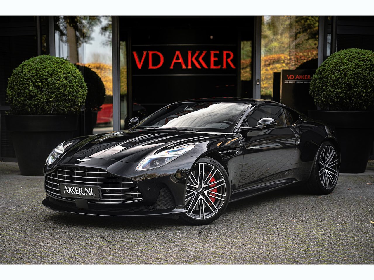 Aston Martin DB12 V8 Keramische Remschijven | Lux Quilting Leder | Red Stitchi