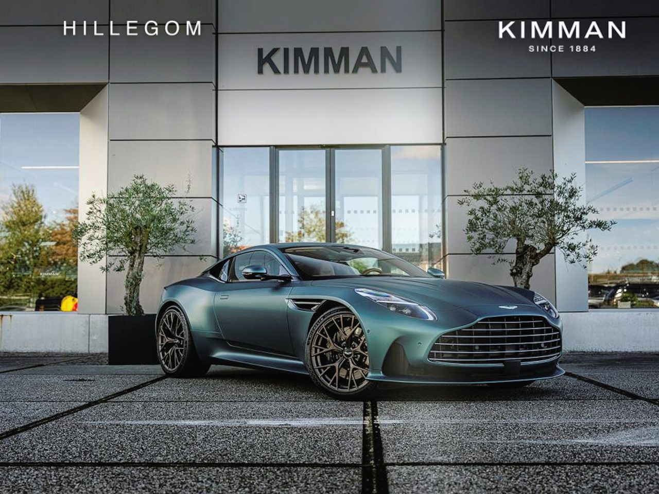 Aston Martin DB12 4.0 V8 | Satin Racing Green | 21 velgen Satin Bronze | Incl.