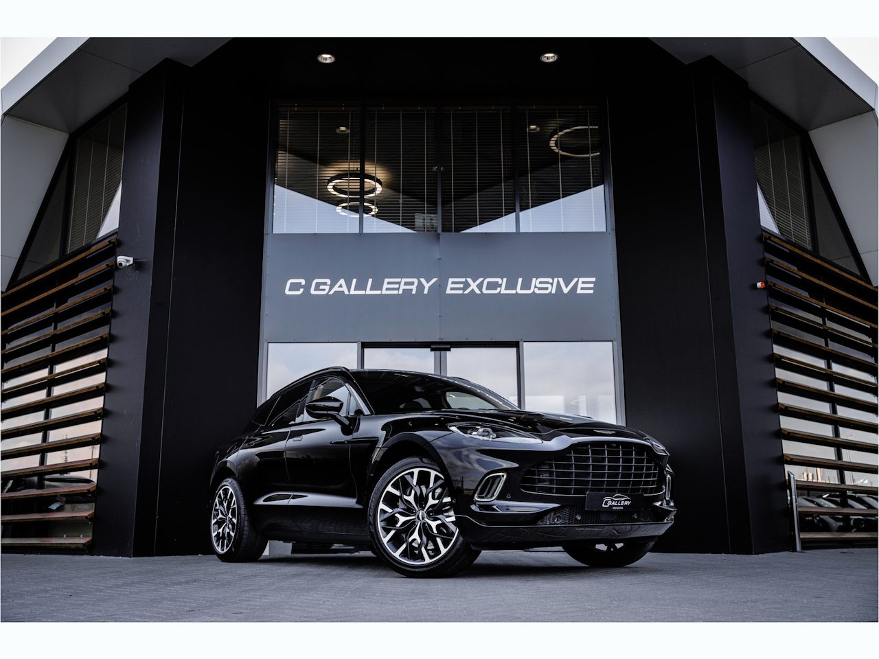 Aston Martin DBX 4.0 V8 - 1/500 | Panorama | 360 Camera | Luchtvering | Stoel