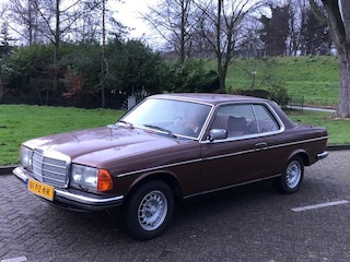 Mercedes-Benz 200-serie 200-280 (W123) 230 C Stuurbekrachtiging! Half-leer! Open dak! Rijdt keurig! Wegenbelastingvrij! Unieke auto!