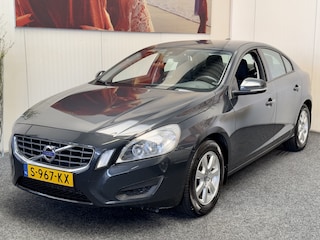 Volvo S60 1.6 T3 KINETIC CRUISE CONTROL CLIMATE CONTROL BLUETOOTH TELEFOON MEDIA VOORBEREIDING PDC  AFN. TREKHAAK ZEER MOOI !! 3010 DEMO