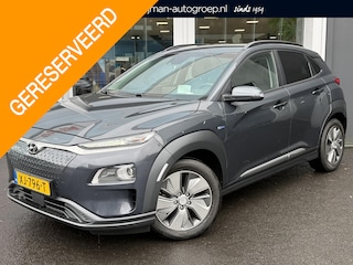 Hyundai Kona EV Premium 64 kWh | BTW-Auto | Lederen Bekleding | Warmtepomp | HUD | Stoel/Stuurverwarming/- & verkoeling | Stuurverwarming | Achteruitrij camera | Apple Carplay/Android Auto | Dodehoek detectie | Keyless | Navigatie |