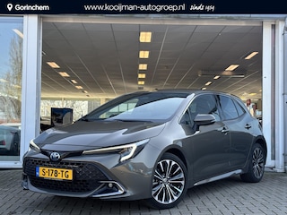 Toyota Corolla 1.8 Hybrid First Edition NL Auto | Navigatie Apple CarPlay/Android Auto | LED | Parkeersensoren | Stoelverwarming | Keyless | Adaptieve cruise control | Nieuw type |