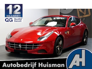 Ferrari FF 6.3 V12 HELE Ferrari Approved tot 06-2024! ROSSO MARANELLO + LED STUUR + CARBON INTERIEUR + LIFT V&A + 3 X CAMERA + DVD SCHERMEN + CRUISE CONTROL + NAVIGATIE + BLUETOOTH + JBL AUDIO + STOELVERWARMING&-KOELING + AFS + FRONT PPF + 20" LM-VELGEN!!