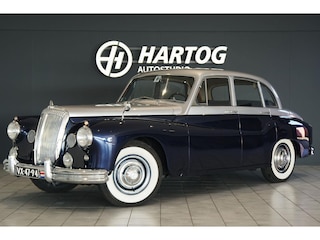 Daimler 4.0 104 "One-O-Four" DF310 *LINKS GESTUURD* 1 / 16 Daimler 104 "One-O-Four" DF310 *LINKS GESTUURD*   1 / 16