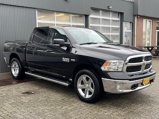 Dodge Ram 1500 5.7 V8 4x4 Crew Cab 5'7 Lpg en benzine Airco Cruise Controle Stoelverwarming Stuurverwarming Lederbekleding Stuurwielbedingen Telefoon verbinding Chromen accenten Elec zonnedak Hardtop deksel Pick-up Open laadbak Je