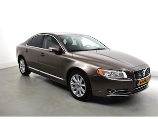 Volvo S80 2.5 T Summum, Dubbelglas, Privacy glas, Zonneschermen, Verwarmde stoelen en achterbank, Stoelventilatie voor, Camera achter Navy met afstatandbediening en bediening aan stuur, All season banden, Kofferbak van binnenuit openen, spiegels auto inklapbaar Airco