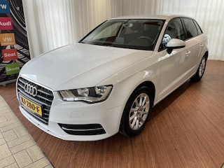 Audi A3 Sportback 1.4 TFSI Attraction nieuw model, navigatie, bluetooth, lichtmetalen wielen, cruisecontrol, stoelverwarming, privacyglas, parcdistance control enz.enz.