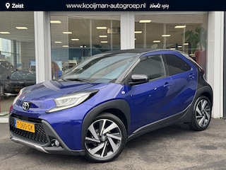 Toyota Aygo 1.0 VVT-i MT envy Cabrio leuke Two-Tone blauw/zwarte uitvoering | Draadloos telefoonlader | JBL Premium audio installatie | Achteruitrij camera | Airco | Full map navigatie |