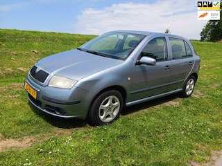 Skoda Fabia 1.4i 16V Ambiente 5-drs Bleutooth bellen Airco Cruise Control LM Velgen Trekhaak