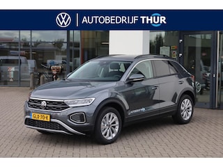 Volkswagen T-Roc 1.5 TSI Life Edition 150PK / 110kW Apple Carplay & Android Auto, achteruitrijcamera, 2-zone Climatronic airconditioning, volledig digitaal instrumentenpaneel (Digital Cockpit Pro), cruise control adaptief met Stop & Go, dodehoekdetectie, extra getint glas achter, comfortstoelen, LED koplampen, parkeersensoren voor + achter