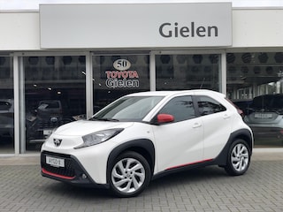 Toyota Aygo 1.0 VVT-i First | Apple CarPlay/Android Auto, Lichtmetalen velgen, Licht + Regensensor, Parkeersensoren, Stuurbediening