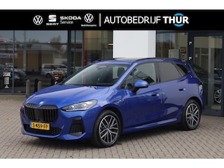 BMW 2-serie Tourer 230e xDrive 326PK / 240kW, Alarm klasse III, comfort pakket (hifi premium + elektrisch verstelbare bestuurdersstoel), driving assistance professional (adaptieve cruise control (acc), dodehoek sensor, rijbaan assistentie), innovation pack (head-up display, stoel- en stuurwiel verwarming, adaptieve LED koplampen, rondomzicht camera, draadloos laden, dashboard camera, dimmende spiegel), M Sport pakket (adaptief dempingssyteem, aluminium afwerking, sportstoelen M aerodynamica, Travel pakket, panoramadak, privacy glas, getint glas, achterbank verstelbaar, bagagescheidingsnet), lederen bekleding dakota zwart, groot licht assistent, dakrails, schakel flippers aan het stuur, NL auto 1e eigenaar