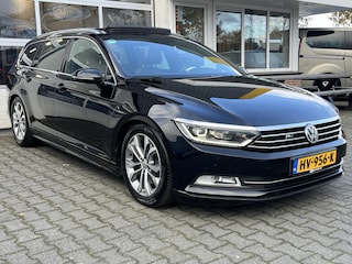 Volkswagen Passat Variant 1.6 TDI R-Line Panoramadak Virtual cockpit LED koplampen Camera Trekhaak KESSY Stoelverwarming