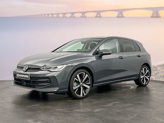 Volkswagen Golf 1.5 eHybrid 204 6DSG eHybrid Life Edition | 'App-Connect' draadloze smartphone integratie | Achterbank in ongelijke delen neerklapbaar incl. middenarmsteun en doorlaadmogelijkheid | Achteruitrijcamera (Rear View)