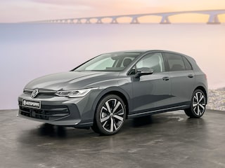 Volkswagen Golf 1.5 eHybrid 204 6DSG eHybrid Life Edition | 'App-Connect' draadloze smartphone integratie | Achterbank in ongelijke delen neerklapbaar incl. middenarmsteun en doorlaadmogelijkheid | Achteruitrijcamera (Rear View)