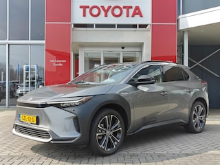 Toyota bZ4X Premium 71 kWh NIEUW VOORRAADVOORDEEL VAN €56.450 VOOR €49.400! 3-FASE LEER PANODAK STOELVERW/KOELING STUURVERW NAVI 360-CAMERA APPLE/ANDROID AD-CRUISE CLIMA WARMTEPOMP