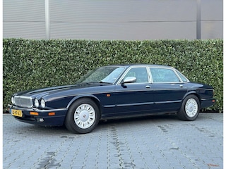 Daimler Double Six 6.0 V12 CENTURY LWB ORIGINEEL NL AUTO, NAP, H/K, LEDER, ECC-AIRCO, STOELVERWARMING, ELEKTRISCH VERSTELBAAR STUURWIEL