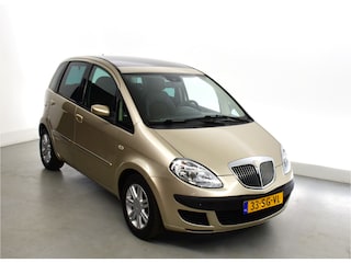 Lancia Musa 1.4-16V Platino Automaat Panoramadak, schuifdak, privacy glas, 4 season banden, airco,