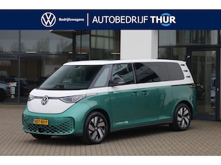 Volkswagen ID. Buzz Pro 86 kWh LWB 7p. 286PK / 210kW, 7 persoons, Open & Close pakket (elektrische achterklep met sensorsturing, keyless entry, alarmsysteem), Multimedia pakket (full map navigatie), 19" 'Tilburg' LMV, Design pakket plus (LED Matrix (IQ.Lights), grootlichtassistent, verlichte LED strip, panoramadak), Comfort pakket (verwarmbare voorruit, verwarmbare voorstoelen, verwarmbaar stuurwiel, multifunctioneel lederen stuurwiel), adaptieve cruise control (acc), parkeersensoren voor en achter (pdc), achteruitrijcamera (rear view)