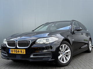 BMW 5-serie Touring BWJ 2016 520d 191 PK High Executive X-DRIVE / AUTOMAAT / TREKHAAK / CLIMA / NAVI / CRUISE / LEDEREN BEKLEDING / MASSAGESTOEL / ELEK. ACHTERKLEP / MULTIFUNCT. STUUR