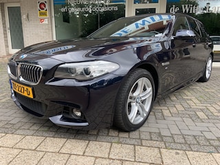BMW 5-serie TOURING 535 XI/AWD/HIGH EXECUTIVE/M PAKKET LUCHTVERING/LEDEREN BEKLEDING/CLIMATE CONTROLE/NAVI FULL MAP/COMFORTSTOELEN MET MEMORY EN STOELVERWARMING/ACHTERUITRIJ CAMERA/BI-XENON/CRUISE CONTROLE/PARKEERSENSOREN V+A LEKTRISCH BEDIENBARE ACHTERKLEP/MULTIFUNCTIONEEL STUUR/ZWENKBARE TREKHAAK