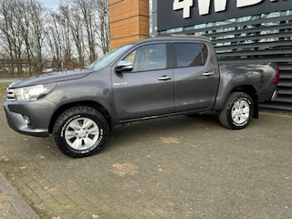 Toyota Hilux 2.4 TD EURO 6 DUBBEL C VAN 5 PERS B07 / LEDER -NAVI-CLIMA-CRUISE 3200 KG TREKHAAK - € 25.740 excl btw Auto in nette staat , dealer onderhouden  schade vrij  voorzien van alle luxe , ideale bedrijf auto mag 3500KG  TREKKEN .  afleverpakket en garantie naar keuze