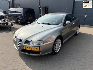 Alfa Romeo GT 2.0 JTS Distinctive EERST LEZEN