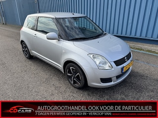 Suzuki Swift 1.3 Comfort Airco, Navi, Radio Bij de verkoop van gebruikte voertuigen door CD-Cars wordt geen standaard garantie verstrekt. De koper aanvaardt het voertuig in de staat waarin het zich bevindt op het moment van aankoop