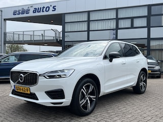 Volvo XC60 2.0 T8 Recharge 392 pk AWD R-Design Navigatie Panoramadak Luchtvering Camera Head Up Display Leder Dashboard Carplay Elek. Stoel 19 Inch Velgen Stoelverwarming Standkachel Getint Glas On Call 1e Eigenaar Plug In Hybride 1e Eigenaar Keurig Netjes ! BTW auto