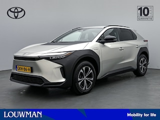 Toyota bZ4X Dynamic 71 kWh | Parkeersensoren | Trekhaak | Dodehoek Ass. | Stoel en stuurwiel verwarmd | Navigatie | 360 Camera |